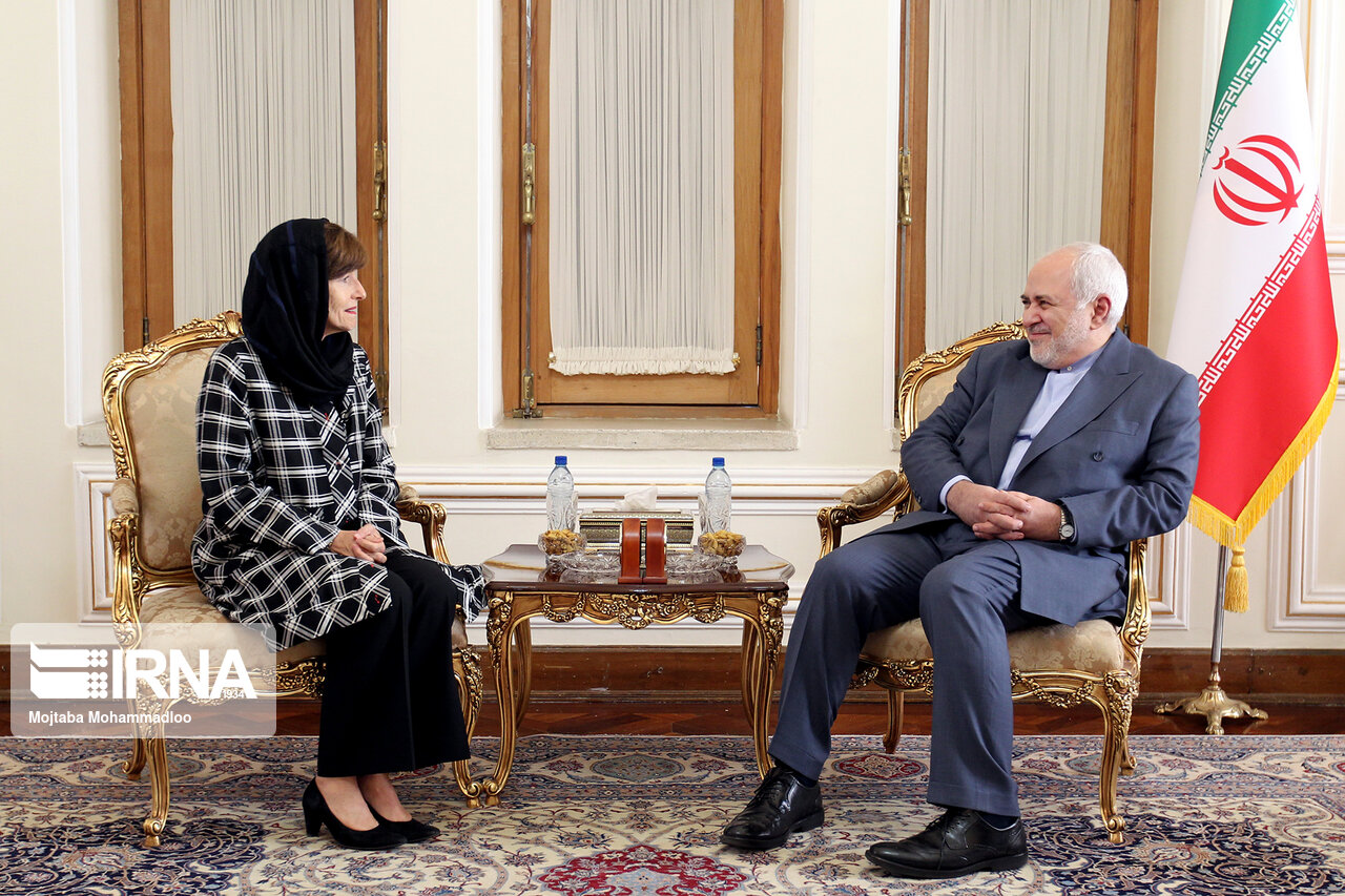 ظريف يتسلم نسخة من اوراق اعتماد سفیرة استرالیا الجديدة
ظريف يتسلم نسخة من اوراق اعتماد سفیرة استرالیا الجديدة