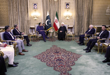 ایرنا-تهران- حجت الاسلام والمسلمین حسن روحانی رئیس جمهور روز یکشنبه در مجموعه تاریخی - فرهنگی سعد آباد از «عمران خان» نخست وزیر پاکستان استقبال کرد.
