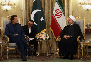 ایرنا-تهران- حجت الاسلام والمسلمین حسن روحانی رئیس جمهور روز یکشنبه در مجموعه تاریخی - فرهنگی سعد آباد از «عمران خان» نخست وزیر پاکستان استقبال کرد.
