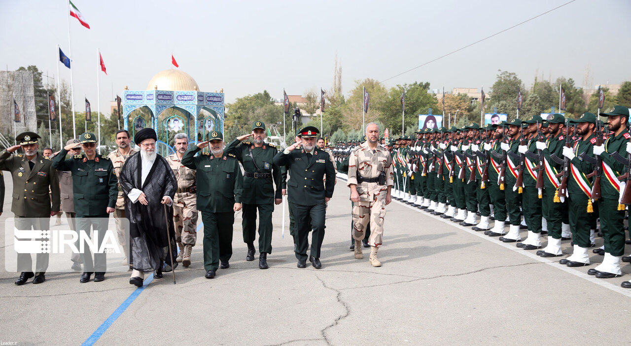 امریکہ کے سامنے پیچھے نہیں ہٹیں گے: ایرانی سپریم لیڈر