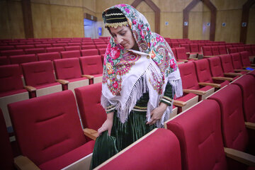 ایرنا-تهران- همایش ملی زنان روستایی و عشایری روز سه شنبه در مجموعه ورزشی تلاش برگزار شد. عده ای از زنان از استان های مختلف کشور در انتهای همایش ملی صندوق های خرد محلی که به مناسبت روز جهانی زنان روستایی برگزار شد، منتظر گرفتن عکس یادگاری بر روی جایگاه سخنرانی هستند.