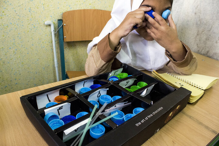 خسته از چشمان بسته