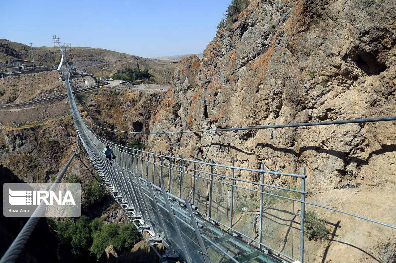 احداث پل معلق در شهرستان پلدختر - ایرنا