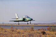 Irán presenta un moderno avión de entrenamiento

