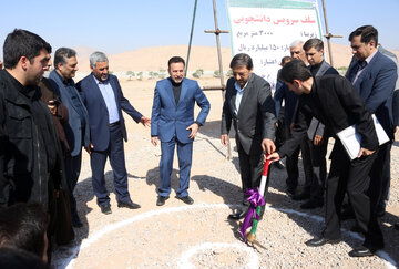 ایرنا-سمنان- محمود واعظی رئیس دفتر رئیس جمهوری روز پنجشنبه برای آیین نمادین آغاز سال تحصیلی در دانشگاه گرمسار وارد این شهرستان شد. همچنین با حضور واعظی سه طرح آموزشی و علمی دانشگاه گرمسار به بهره برداری رسید.