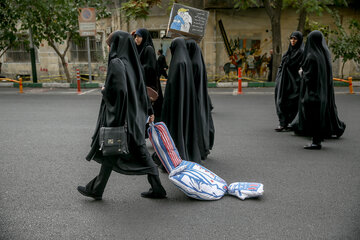 ایرنا-تهران- مراسم راهپیمایی ۱۳ آبان با حضور قشرهای مختلف مردم، دانش آموزان و مسئولان مقابل لانه جاسوسی( سفارت پیشین آمریکا) در تهران برگزار شد و شرکت کنندگان در این مراسم شعار مرگ بر آمریکا سر دادند.عکاس محمدرضا علیمددی