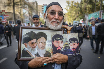 ایرنا-تهران- مراسم راهپیمایی ۱۳ آبان با حضور قشرهای مختلف مردم، دانش آموزان و مسئولان مقابل لانه جاسوسی( سفارت پیشین آمریکا) در تهران برگزار شد و شرکت کنندگان در این مراسم شعار مرگ بر آمریکا سر دادند.عکاس محمدرضا علیمددی