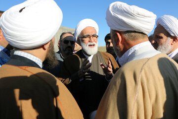 حضور نماینده ولی فقیه در هلال احمر در روستای زلزله زده «ورنکش»