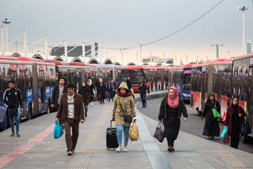 ایرنا-تهران- استفاده از قطارشهری، اتوبوس و تاکسی‌ها در ناوگان حمل و نقل عمومی، زمینه‌ساز تسهیل سفرهای درون شهری در این کلانشهر است. عکاس داوود قهردار