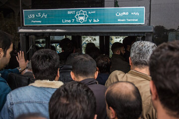 ایرنا-تهران- استفاده از قطارشهری، اتوبوس و تاکسی‌ها در ناوگان حمل و نقل عمومی، زمینه‌ساز تسهیل سفرهای درون شهری در این کلانشهر است. عکاس داوود قهردار