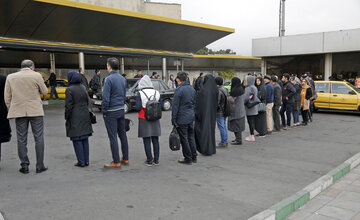 ایرنا-تهران- استفاده از قطارشهری، اتوبوس و تاکسی‌ها در ناوگان حمل و نقل عمومی، زمینه‌ساز تسهیل سفرهای درون شهری در این کلانشهر است. عکاس حسن شیروانی