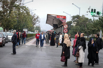 ایرنا-تهران- استفاده از قطارشهری، اتوبوس و تاکسی‌ها در ناوگان حمل و نقل عمومی، زمینه‌ساز تسهیل سفرهای درون شهری در این کلانشهر است.عکاس اصغر خمسه