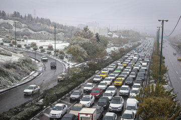 ایرنا-تهران- تصاویر نخستین بارش برف پاییزی در تهران را نشان می دهد. بارش برف از ساعت هفت و ربع صبح امروز شنبه همزمان با پیک ترافیک در سطح معابر منطقه آغاز شد. عکاس اصغر خمسه