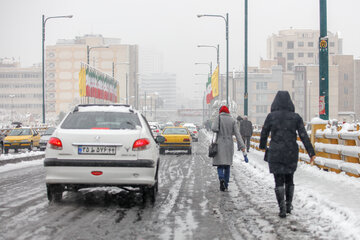 ایرنا-تهران- تصاویر نخستین بارش برف پاییزی در تهران را نشان می دهد. بارش برف از ساعت هفت و ربع صبح امروز شنبه همزمان با پیک ترافیک در سطح معابر منطقه آغاز شد. عکاس امین جلالی 