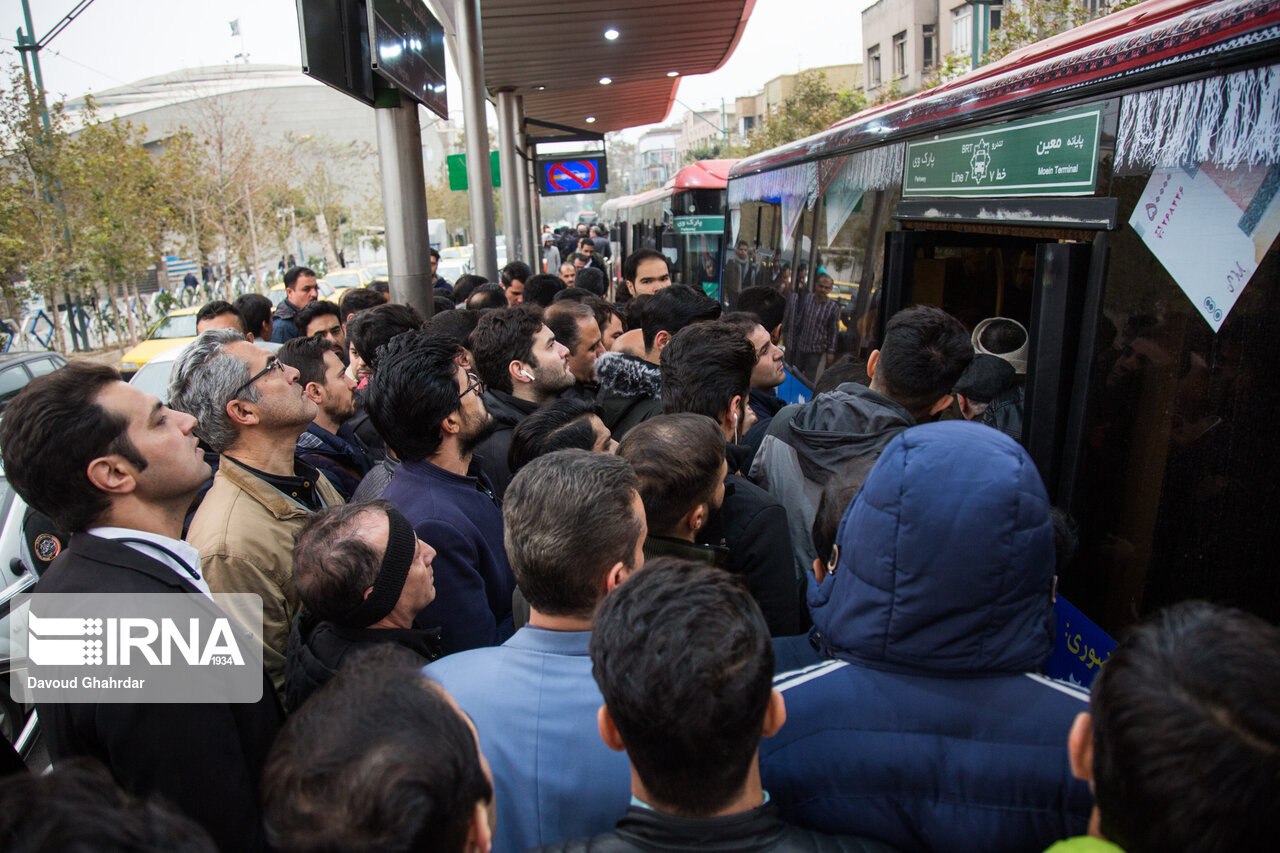 ازدحام مردم در ایستگاه‌های تاکسی و اتوبوس تهران/ ترافیک یا مدیریت