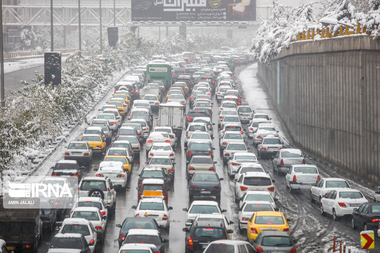 ترافیک در برخی مقاطع آزادراه کرج - قزوین سنگین است