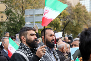 مردم ایلام در مخالفت با آشوبگران راهپیمایی می‎کنند