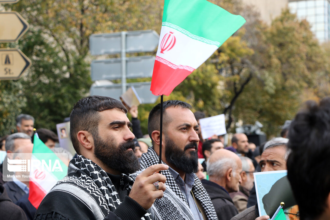 مردم ایلام در مخالفت با آشوبگران راهپیمایی می‎کنند