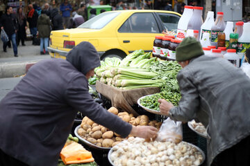 ایرنا - سنندج - تصاویر حال و هوای امروز چهارشنبه  خیابان های سطح شهر سنندج را نشان می دهد. مردم با حضور در بازار برای خریدهای روزانه مشغول داد و ستد در بخش‌های مختلف بازار هستند.