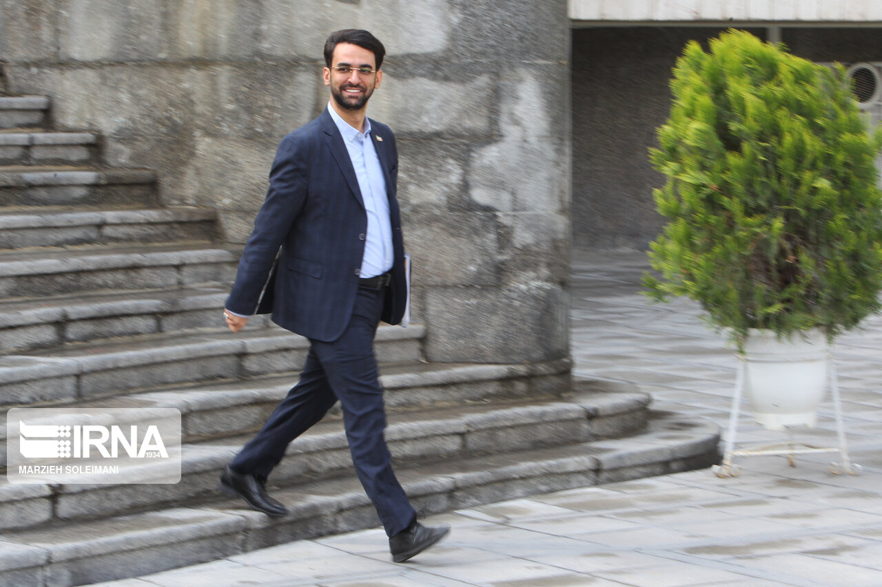 آذری جهرمی: رویای ما برافراشتن پرچم ایران بر روی کره ماه است