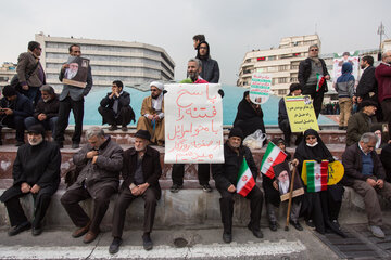 ایرنا - تهران - اقشار مختلف مردم تهران روز دوشنبه با حضور باشکوه در میدان انقلاب ، ضمن محکومیت و اعلام بیزاری از اغتشاش‌گران و دخالت بیگانگان در حوادث اخیر کشور بر حفظ امنیت و برخورد قاطع با آشوبگران تاکید کردند.