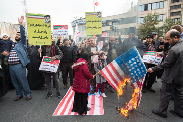 ایرنا - تهران - اقشار مختلف مردم تهران روز دوشنبه با حضور باشکوه در میدان انقلاب ، ضمن محکومیت و اعلام بیزاری از اغتشاش‌گران و دخالت بیگانگان در حوادث اخیر کشور بر حفظ امنیت و برخورد قاطع با آشوبگران تاکید کردند.