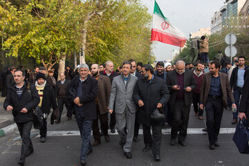 ایرنا - تهران - اقشار مختلف مردم تهران روز دوشنبه با حضور باشکوه در میدان انقلاب ، ضمن محکومیت و اعلام بیزاری از اغتشاش‌گران و دخالت بیگانگان در حوادث اخیر کشور بر حفظ امنیت و برخورد قاطع با آشوبگران تاکید کردند.