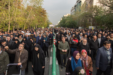 ایرنا - تهران - اقشار مختلف مردم تهران روز دوشنبه با حضور باشکوه در میدان انقلاب ، ضمن محکومیت و اعلام بیزاری از اغتشاش‌گران و دخالت بیگانگان در حوادث اخیر کشور بر حفظ امنیت و برخورد قاطع با آشوبگران تاکید کردند.