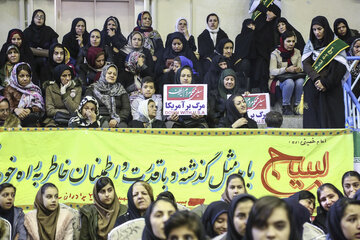 ایرنا-سنندج- اجتماع بزرگ بسیجیان استان کردستان روز سه شنبه در سالن آزادی شهر سنندج برگزار شد. عکاس سیدمصلح پیرخضرانیان