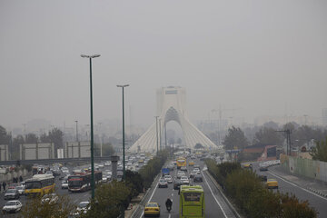 مه‌دود در آسمان رنگ باخته پایتخت