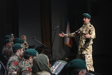 کنسرت «سرو‌ها ایستاده می‌میرند»