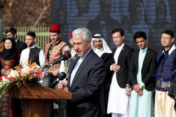 ایرنا - مشهد- پنجمین جشنواره بین‌المللی فرهنگ ملل روز پنجشنبه با حضور محمود واعظی رییس دفتر ریاست جمهوری و منصور غلامی وزیر علوم، تحقیقات و فناوری در چارچوب جشن هفتادمین سالگرد تاسیس دانشگاه فردوسی در مشهد برگزار شد.
