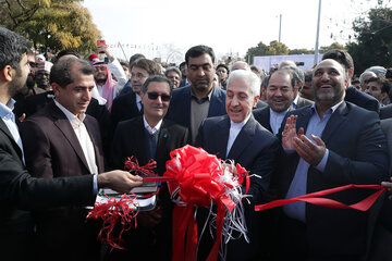 ایرنا - مشهد- پنجمین جشنواره بین‌المللی فرهنگ ملل روز پنجشنبه با حضور محمود واعظی رییس دفتر ریاست جمهوری و منصور غلامی وزیر علوم، تحقیقات و فناوری در چارچوب جشن هفتادمین سالگرد تاسیس دانشگاه فردوسی در مشهد برگزار شد.
