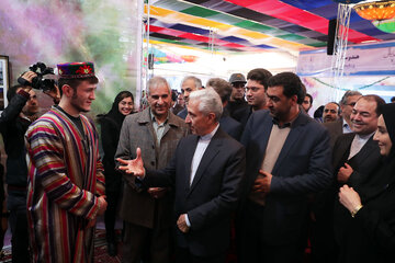 ایرنا - مشهد- پنجمین جشنواره بین‌المللی فرهنگ ملل روز پنجشنبه با حضور محمود واعظی رییس دفتر ریاست جمهوری و منصور غلامی وزیر علوم، تحقیقات و فناوری در چارچوب جشن هفتادمین سالگرد تاسیس دانشگاه فردوسی در مشهد برگزار شد.
