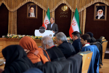 ایرنا - تهران - نشست خبری «علی ربیعی» سخنگوی دولت با خبرنگاران، روز دوشنبه در محل ساختمان کوثر ریاست جمهوری برگزار شد.