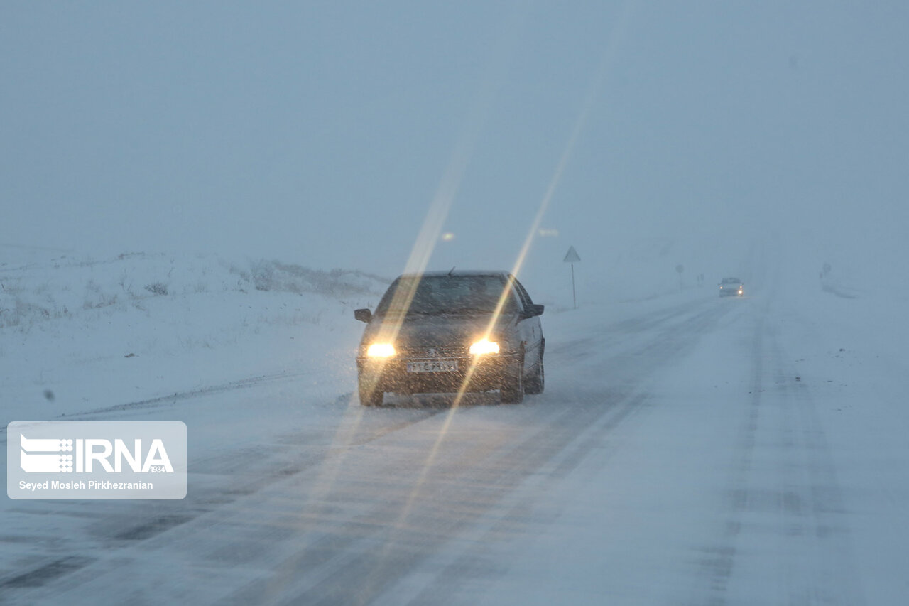بارش برف، لغزندگی جاده‌ها و گرد و غبار در برخی نقاط کشور 