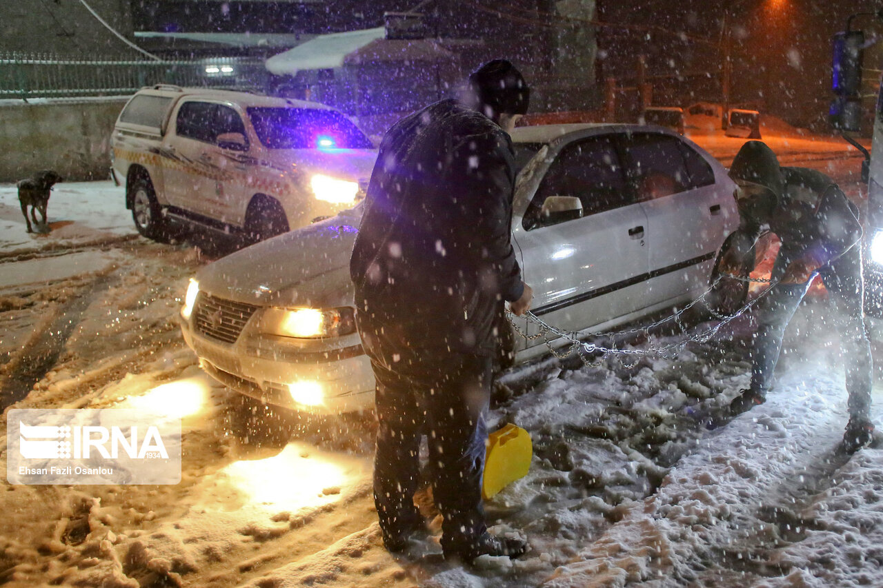 راهداران تالش به ۴۸ خودرو گرفتار در برف امدادرسانی کردند راهداران تالش به ۴۸ خودرو گرفتار در برف امدادرسانی کردند