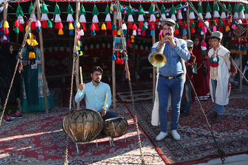 ایرنا-بوشهر- افتتاح دهمین نمایشگاه سراسری صنایع دستی روز دوشنبه در آیینی با حضور معاون اول رئیس‌جمهوری و وزیر میراث‌فرهنگی، صنایع دستی و گردشگری در محل نمایشگاه بین‌المللی استان بوشهر