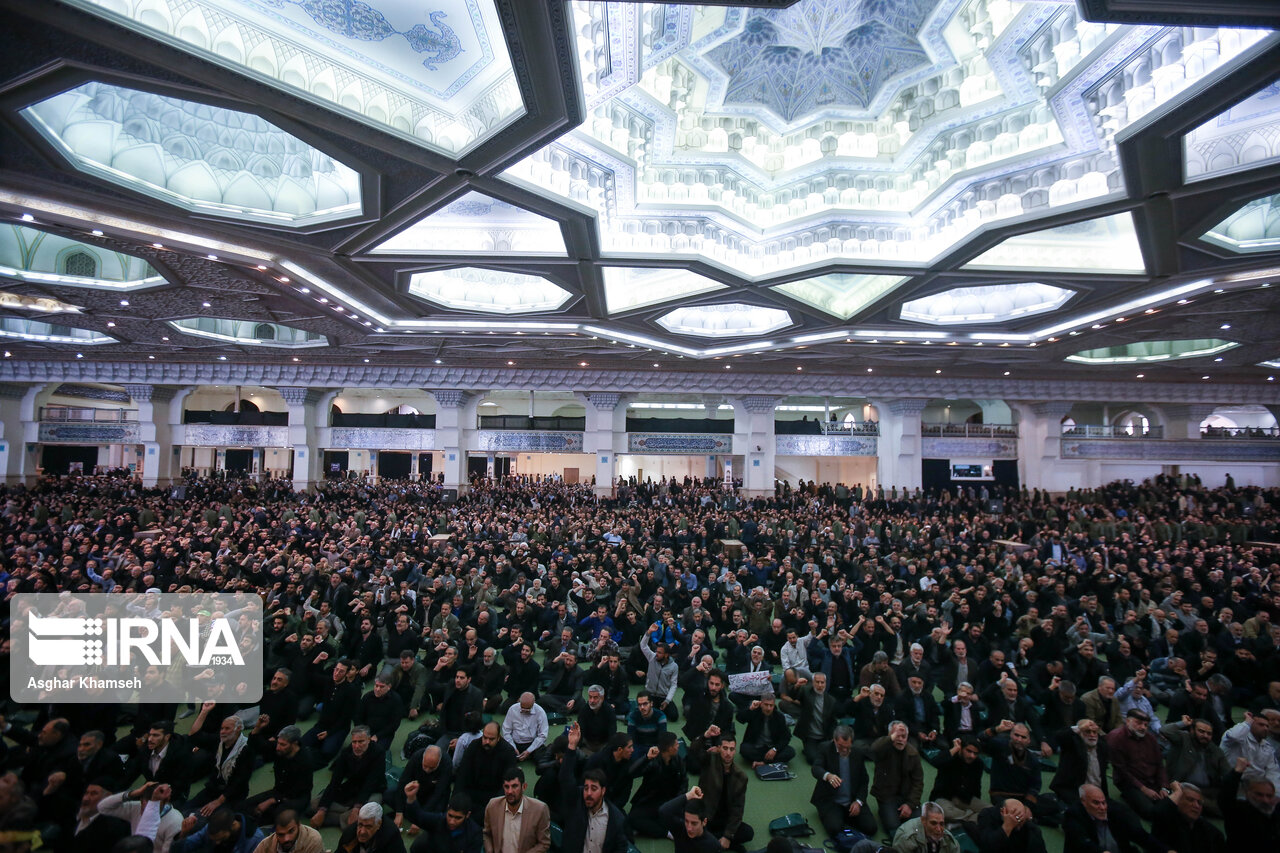 حضور پرشور نمازگزاران با وجود سرما و بارش برف در تهران