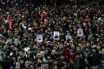 وداع با پیکر سپهبد قاسم سلیمانی در حرم مطهر امام رضا (ع)‎