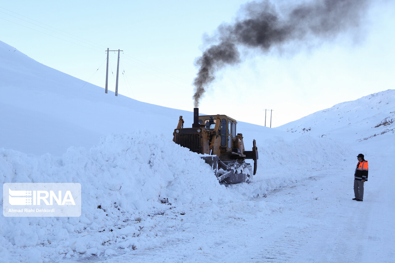 بارش برف جاده ۹ روستای شهرستان اردل چهارمحال و بختیاری را مسدود کرد