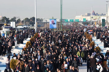 ایرنا-تهران- مردم غیور و همیشه در صحنه کشورمان از ساعاتی قبل از آغاز مراسم تشییع پیکر شهدای مقاومت در مسیرهای منتهی به دانشگاه تهران حضور یافته‌اند.عکاس- داود قهردار