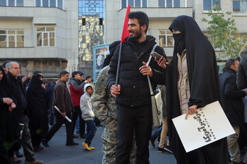 ایرنا-تهران- مردم غیور و همیشه در صحنه کشورمان از ساعاتی قبل از آغاز مراسم تشییع پیکر شهدای مقاومت در مسیرهای منتهی به دانشگاه تهران حضور یافته‌اند.عکاس- نازنین کاظمی نوا