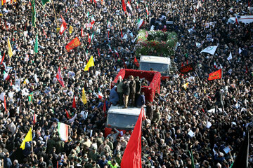 ایرنا-تهران- مراسم تشییع پیکر شهدای مقاومت امروز صبح دوشنبه از مقابل دانشگاه تهران برگزار شد.عکاس مجتبی محمدلو