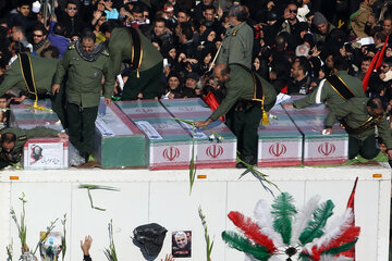 ایرنا-تهران- مراسم تشییع پیکر شهدای مقاومت امروز صبح دوشنبه از مقابل دانشگاه تهران برگزار شد.عکاس مجتبی محمدلو