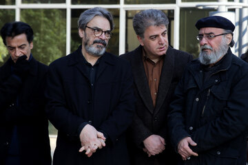 حضور حسین علیزاده(سمت چپ) در مراسم تشییع پیکر فرود گرگین‌پور پیشکسوت موسیقی قشقایی