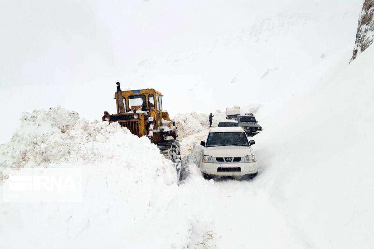 بارش برف مسیر ارتباطی ۴۵۰ روستای لرستان را بست