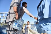ستاد اجرایی فرمان امام (ره) ۲ میلیون بطری آب اربعین در مرز مهران توزیع می کند