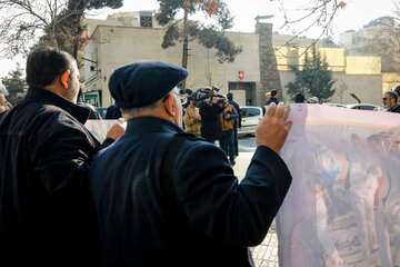 تجمع جانبازان و ایثارگران مقابل سفارت سوییس