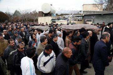 ایرنا - سنندج - مراسم تدفین دو تن از جانباختگان سانحه هوایی پرواز تهران - کی یف به نام های دکتر آروین مرتب و دکتر آیدا فرزانه که در سانحه هوایی هواپیمای بوئینگ ۷۳۷ شرکت هواپیمایی اوکراین به شهادت رسیده بودند با حضور اقشار مختلف مردم و مسوولان در بهشت محمدی سنندج برگزار شد.